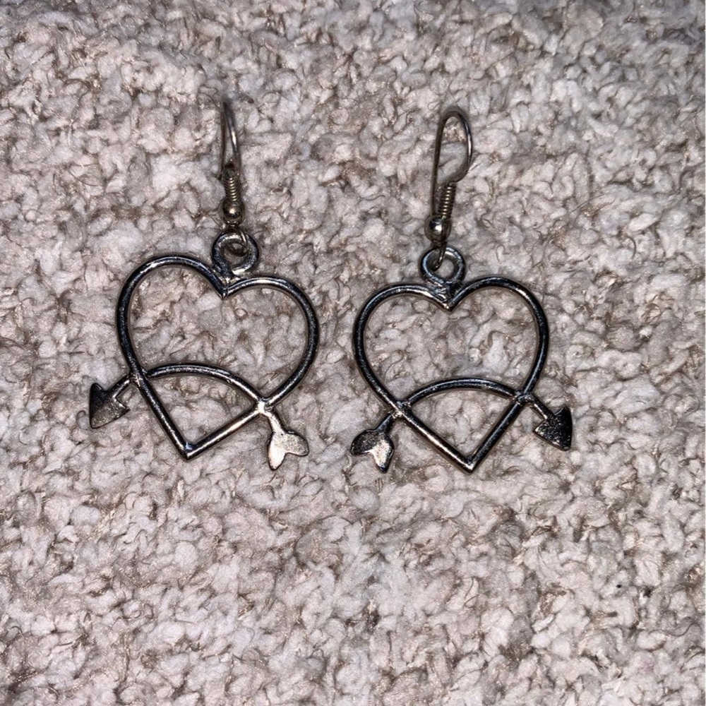 Used heart with arrows fashion earrings light discoloration see pics